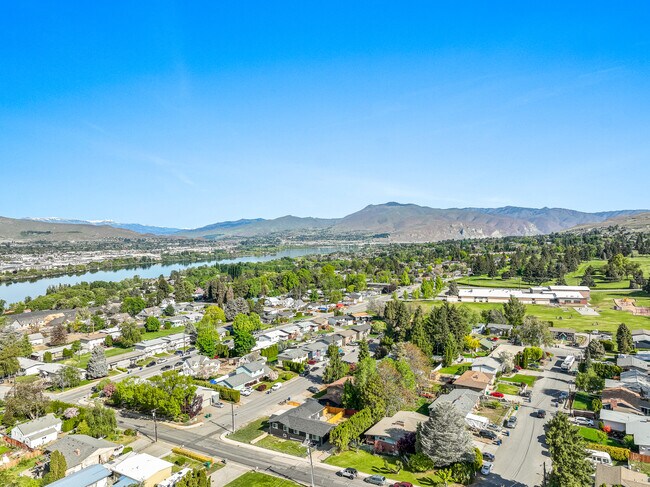 Building Photo - 1301 Clements Cir