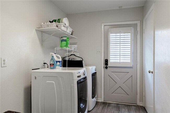 Building Photo - 337 Poenisch Dr