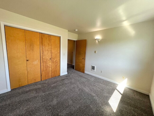 Building Photo - 1308 N Brooklane St