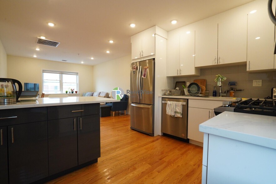 Building Photo - 15 Kelley Ct