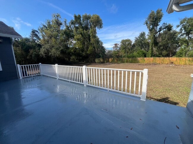 Building Photo - Spacious 3 Bedroom Home • 2,100+ Sq Ft just outside of Live Oak Location