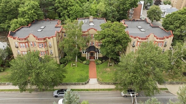 Building Photo - 585 Franklin St