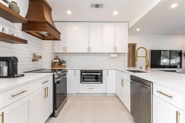 Building Photo - 1604 NE 16th Ave