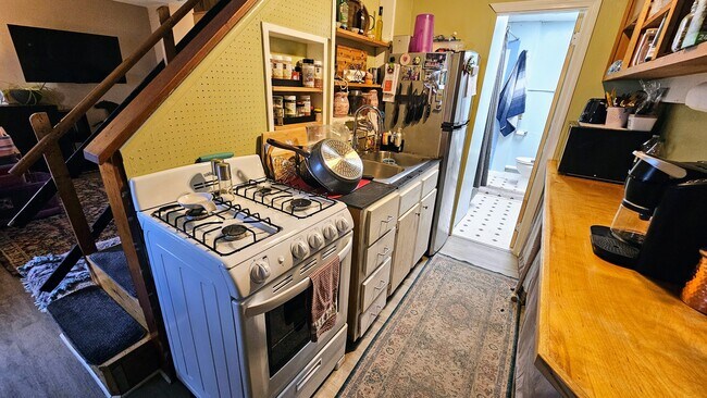 Building Photo - 6 Canaan St