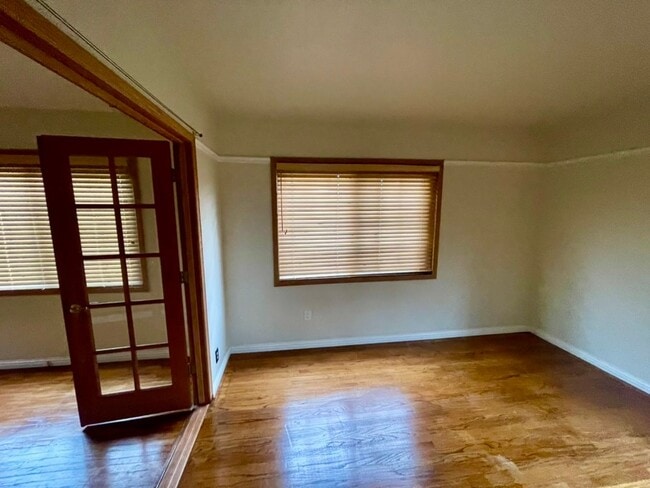 Building Photo - Indoor/outdoor living, spacious 4/2 on a quiet street in Mills Estates