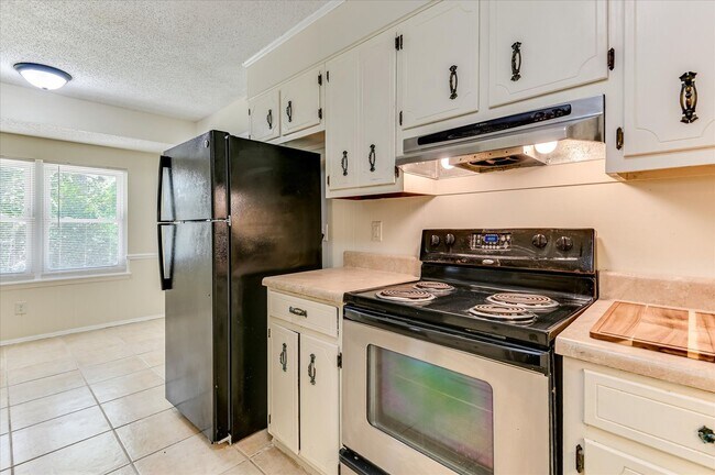 Building Photo - 4532 Hillside Dr