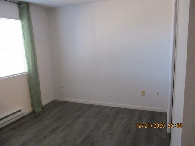 Building Photo - 2700 S White Mountain Rd