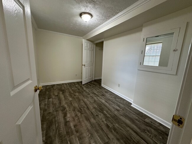Building Photo - Freshly Updated 4 Bedroom Lower-Level Unit in Oak Ridge – Spacious & Move-In Ready