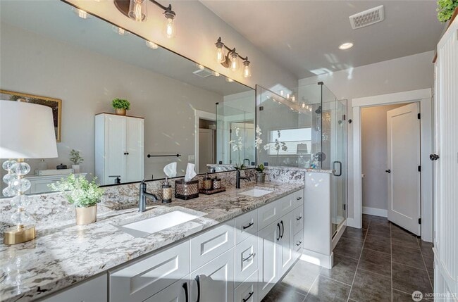Building Photo - Beautiful 3+ bed, 3 bath home with 4 car garage, VIEWS, chef's kitchen and much more!