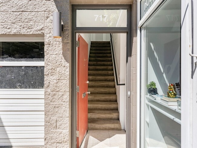 Building Photo - Fully renovated 2 level/2 bed/2 bath pearl...