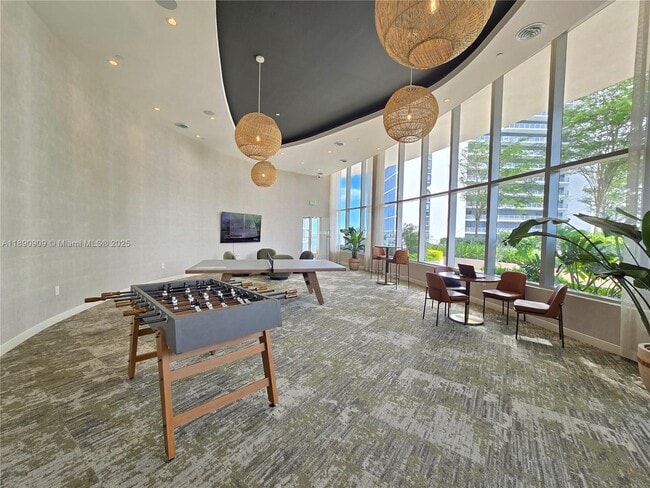 Building Photo - 700 NE 24th St