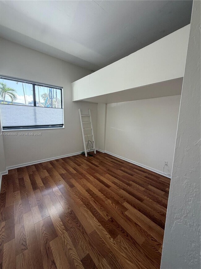 Building Photo - 2715 Tigertail Ave