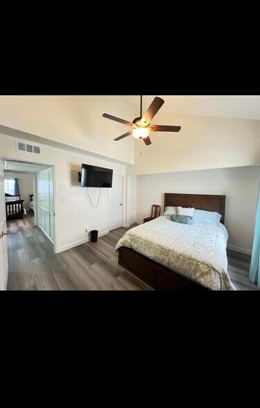 Building Photo - 7651 Reseda Blvd