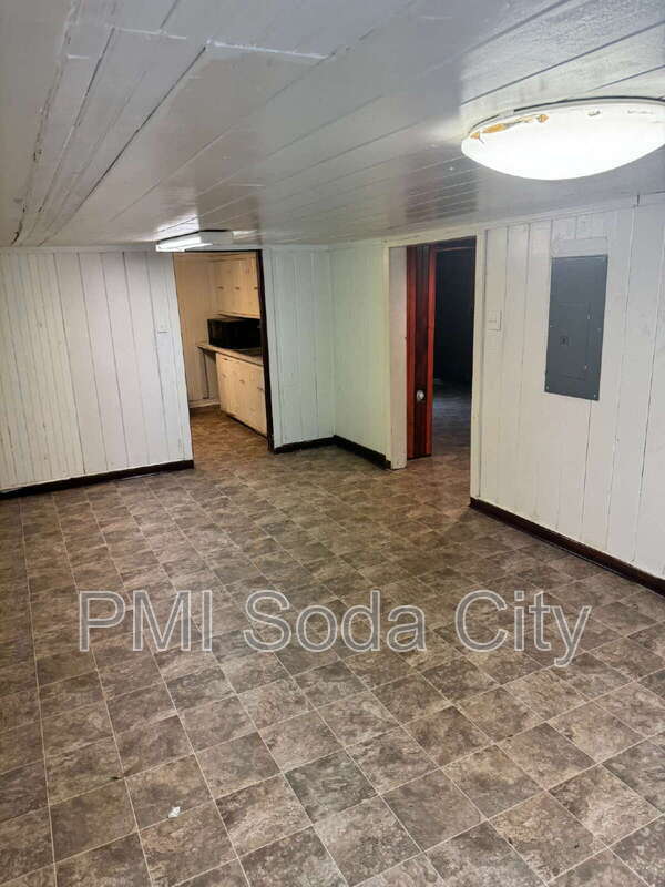 Building Photo - 211 E Brooks St