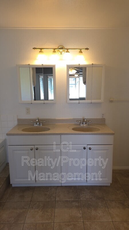 Building Photo - 33361 Gisborne St