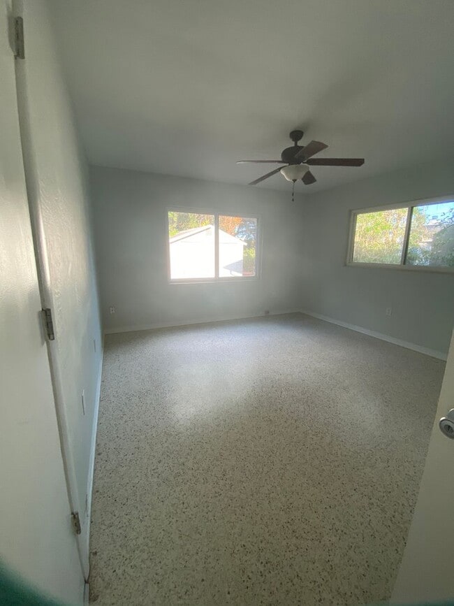 Building Photo - Cute 2/2 in Debary with new kitchen appliances!