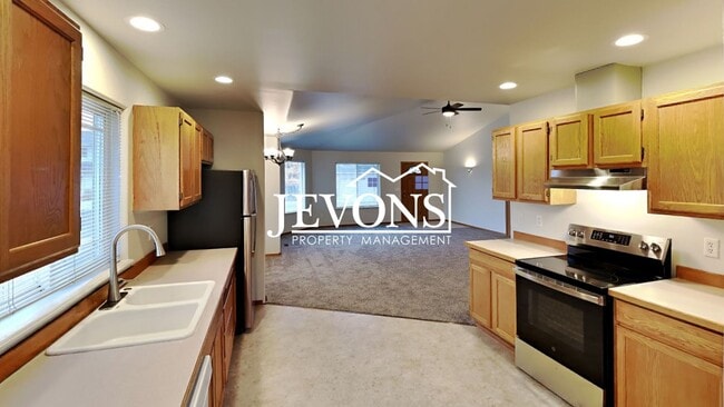 Building Photo - Two-bedroom home with a fully equipped kit...