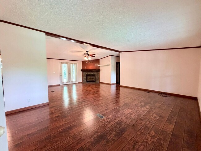 Building Photo - Secluded 3-Bedroom with Wrap-Around Porch -- Jonesborough