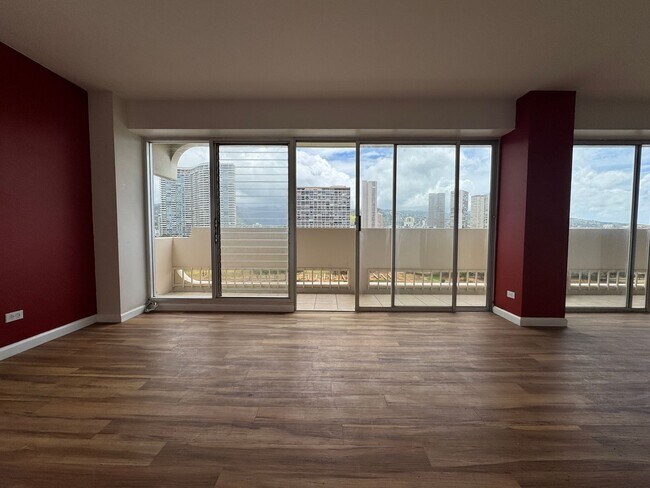 Building Photo - 2 Bed/1.5 Bath/1 Parking at Twin Towers in...
