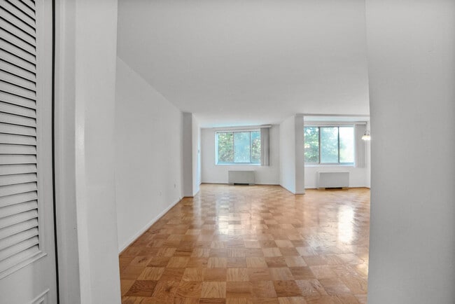 Building Photo - 10401 Grosvenor Pl