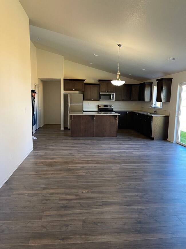 Building Photo - Brand New River Road area home