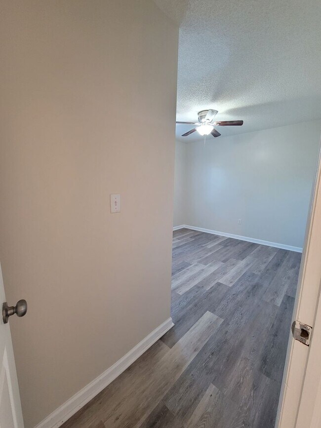 Building Photo - 3 bedroom 2 bath brick ranch in great loaction .