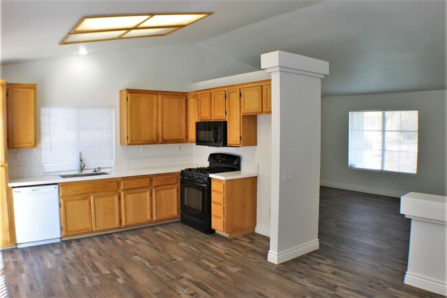 Building Photo - Roomy 4 bedroom home in Hesperia