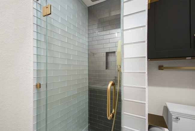 Building Photo - 4002 Dixie Farm Rd