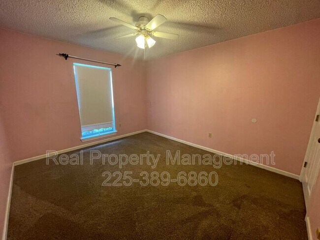 Building Photo - 9766 Kinglet Dr