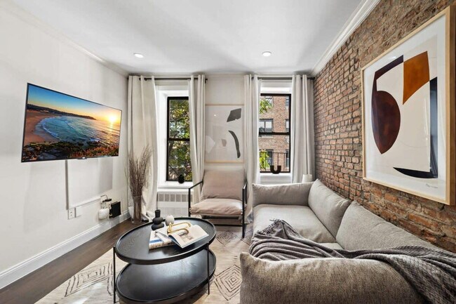 Building Photo - 323 E 78th St