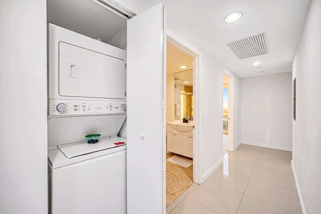Building Photo - 485 Brickell Ave