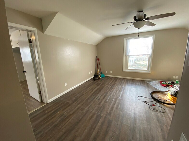 Building Photo - 902 Townline Rd