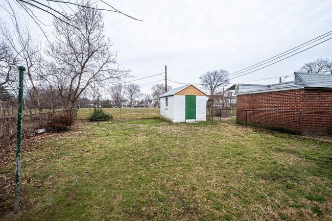 Building Photo - 357 Holland St