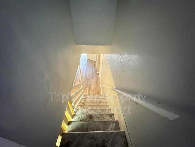 Building Photo - 513 Coachway Ln