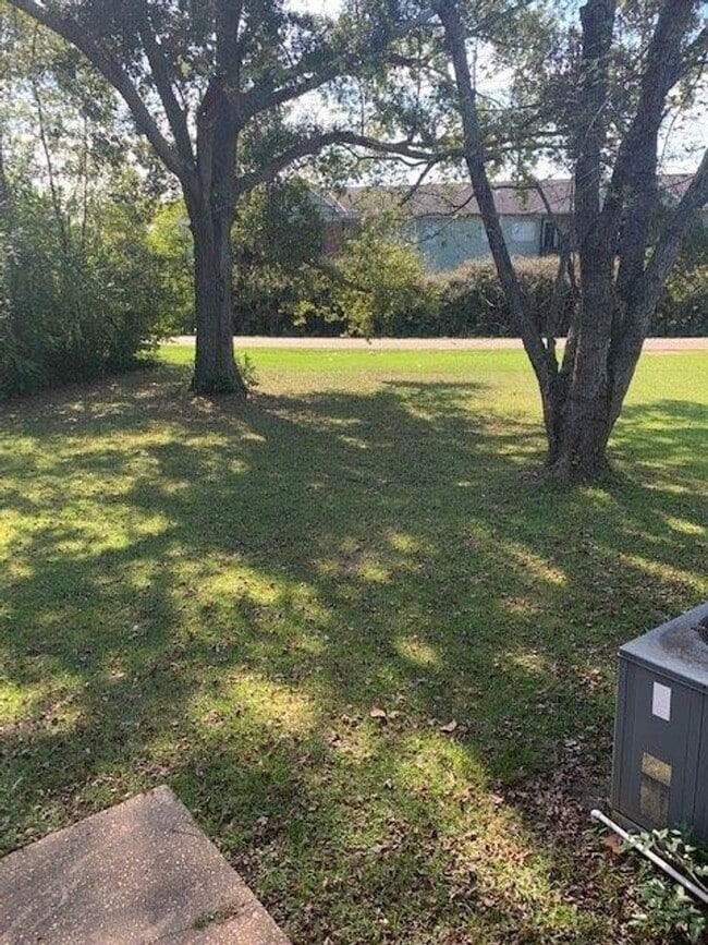 Building Photo - Nice 3 Bed 2 Bath Available Fall 2025!