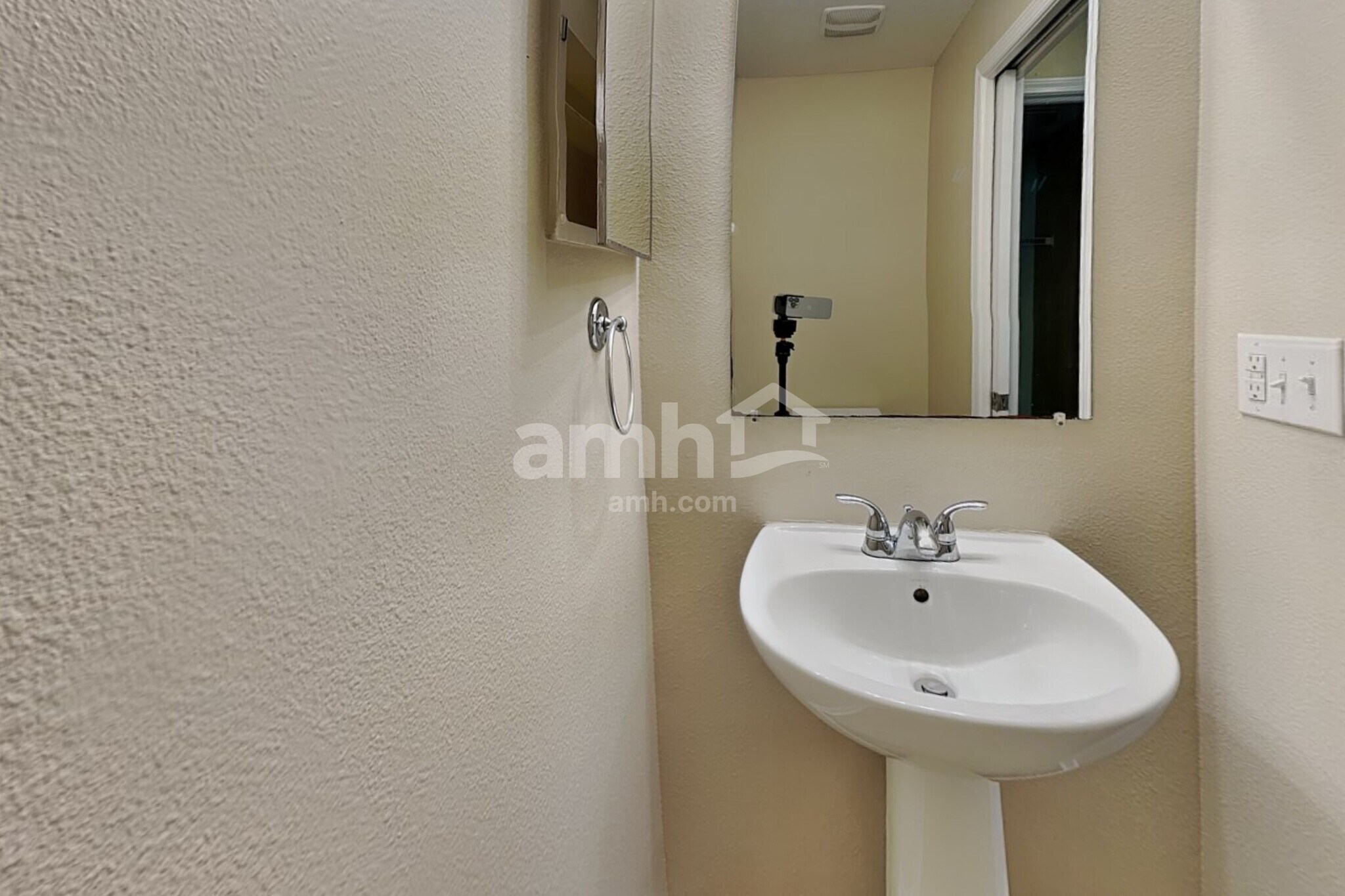 Building Photo - 15403 Quail Woods Pl