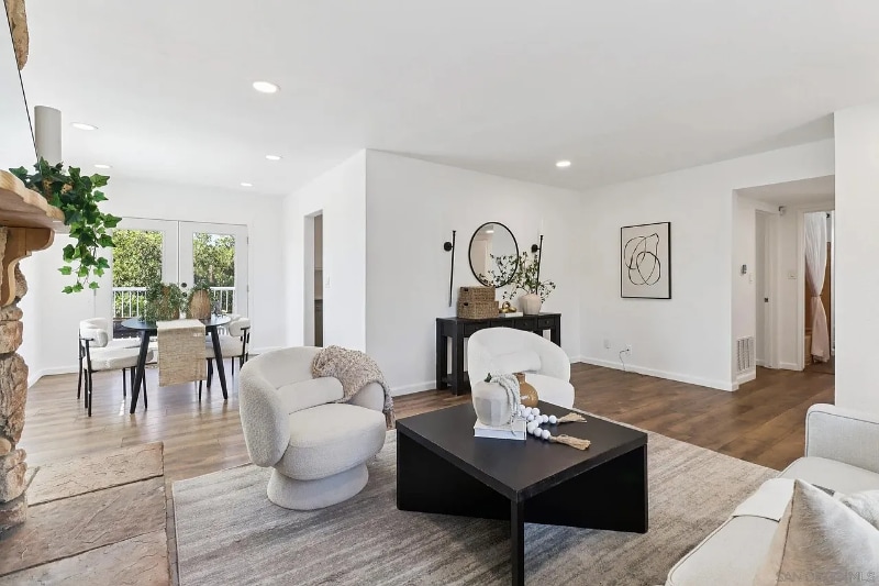 Building Photo - 118 W 8th Ave