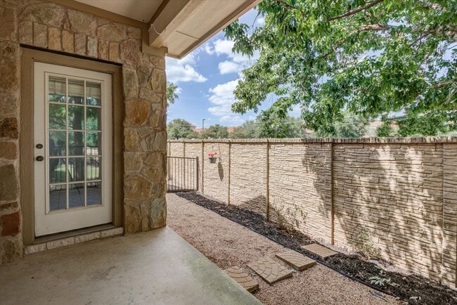 Building Photo - 16100 S Great Oaks Dr