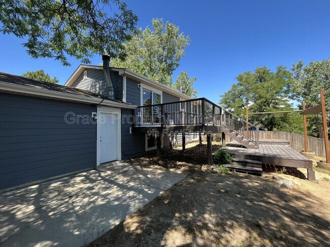 Building Photo - 3054 S Fraser St