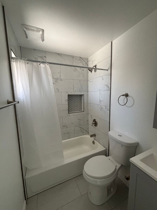 Building Photo - 3 bed 3 bath Home for Rent in San Diego WA...