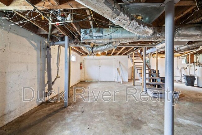 Building Photo - 2135 Thomas Ave