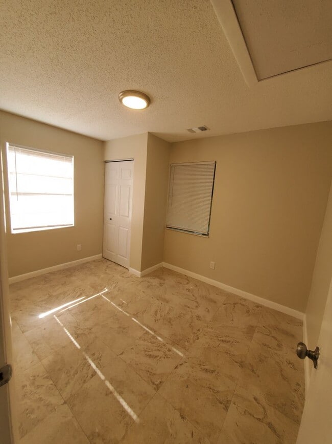 Building Photo - Cute & Cozy 2 Bedroom Cottage in Tampa $1550 Move in July 1 2026