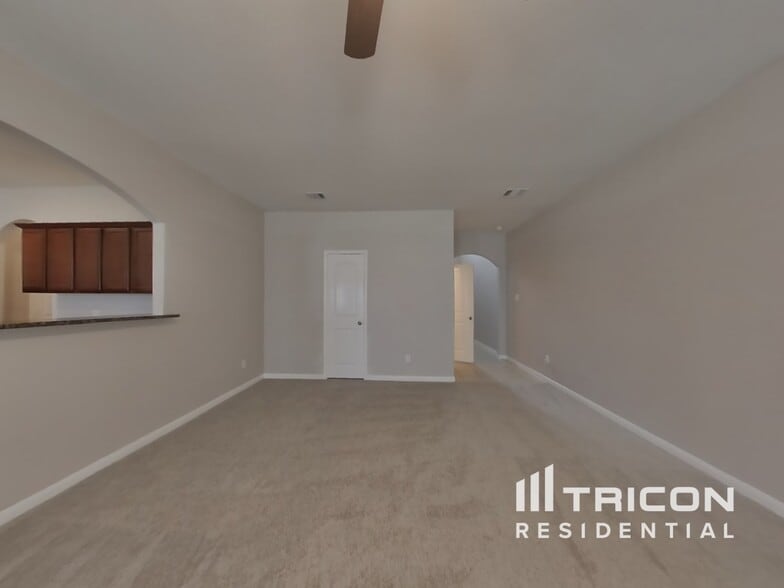 Building Photo - 10930 Hillside Creek Dr