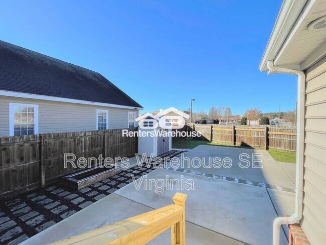 Building Photo - 100 Burnetts Ct