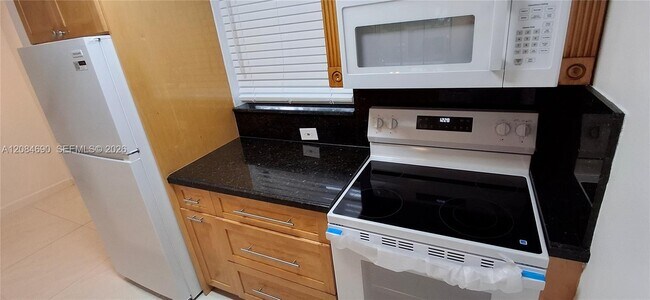 Building Photo - 6225 SW 136th Ct