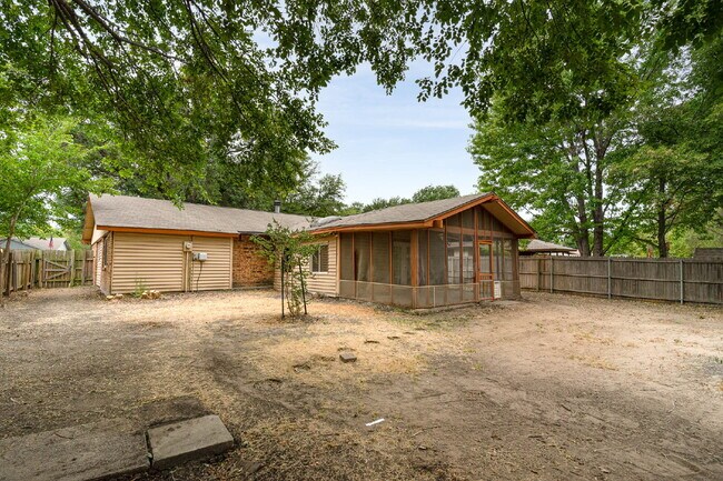 Building Photo - Great Entertaining Spaces!