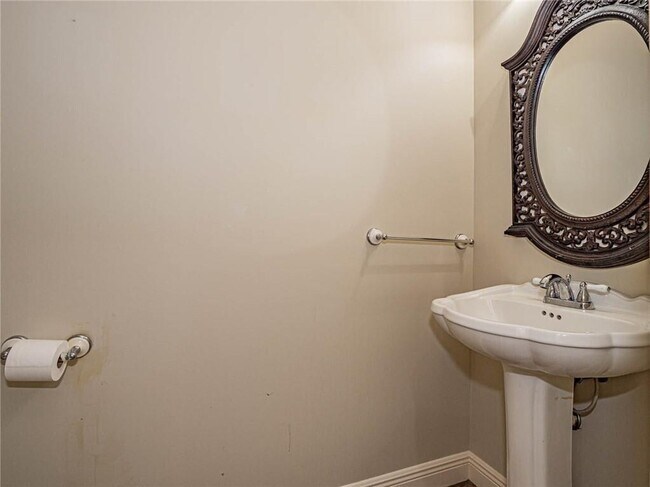 Building Photo - 5836 Pine Ridge Cir