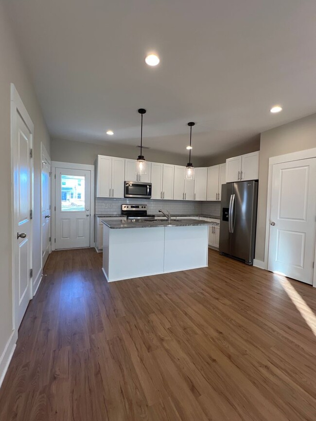 Building Photo - Beautiful Newer Build: Three Bedrooms in t...