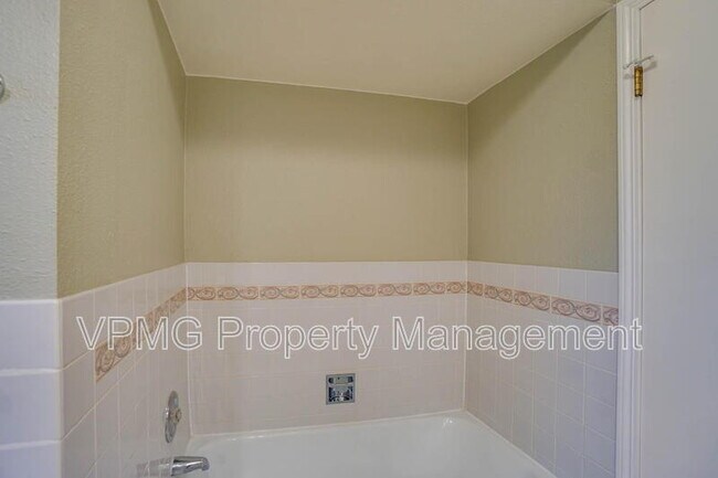 Building Photo - 2218 E 18th St