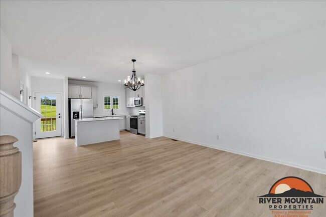 Building Photo - Spacious Townhome with Garage and Bonus Space in Blacksburg